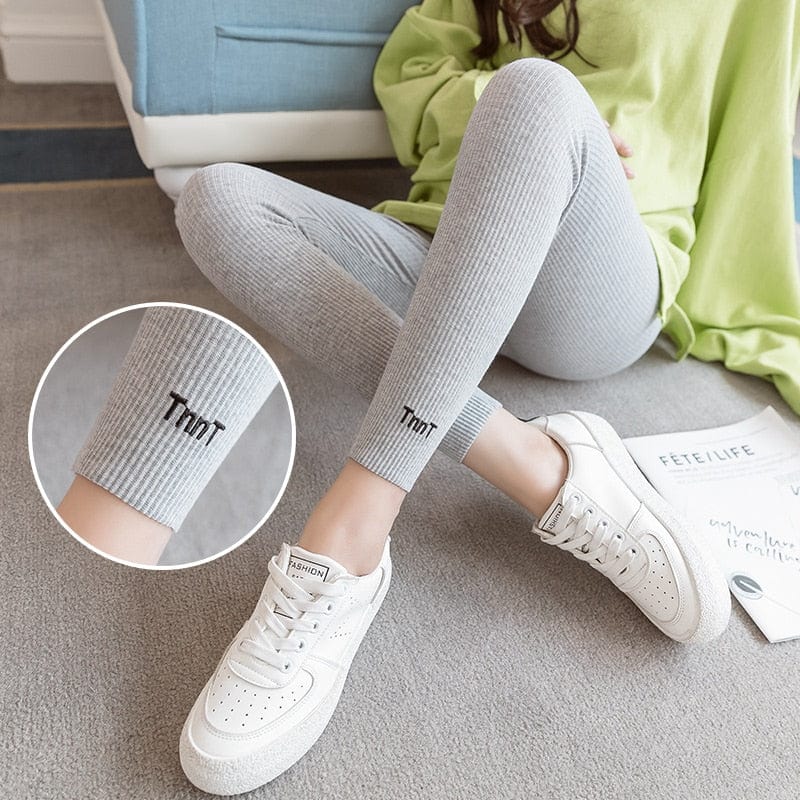 "High-quality big size leggings for maternity, adjustable and designed for expecting mothers